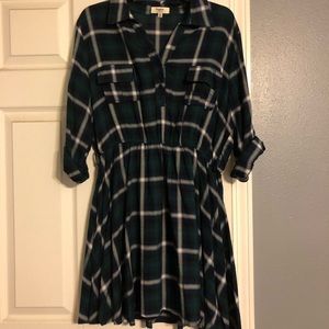 Green “flannel” dress. No belt.